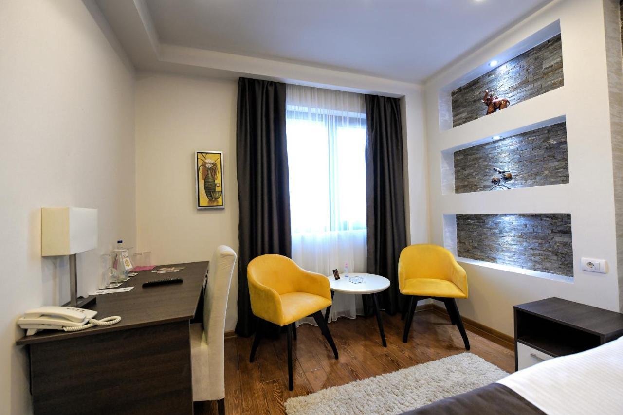 Garnet Hotel & Event Centar Рума Экстерьер фото