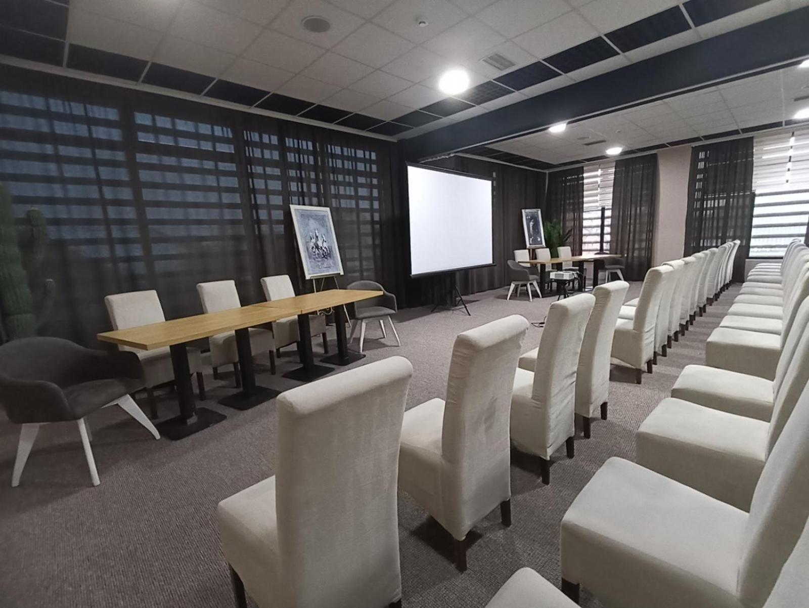 Garnet Hotel & Event Centar Рума Экстерьер фото